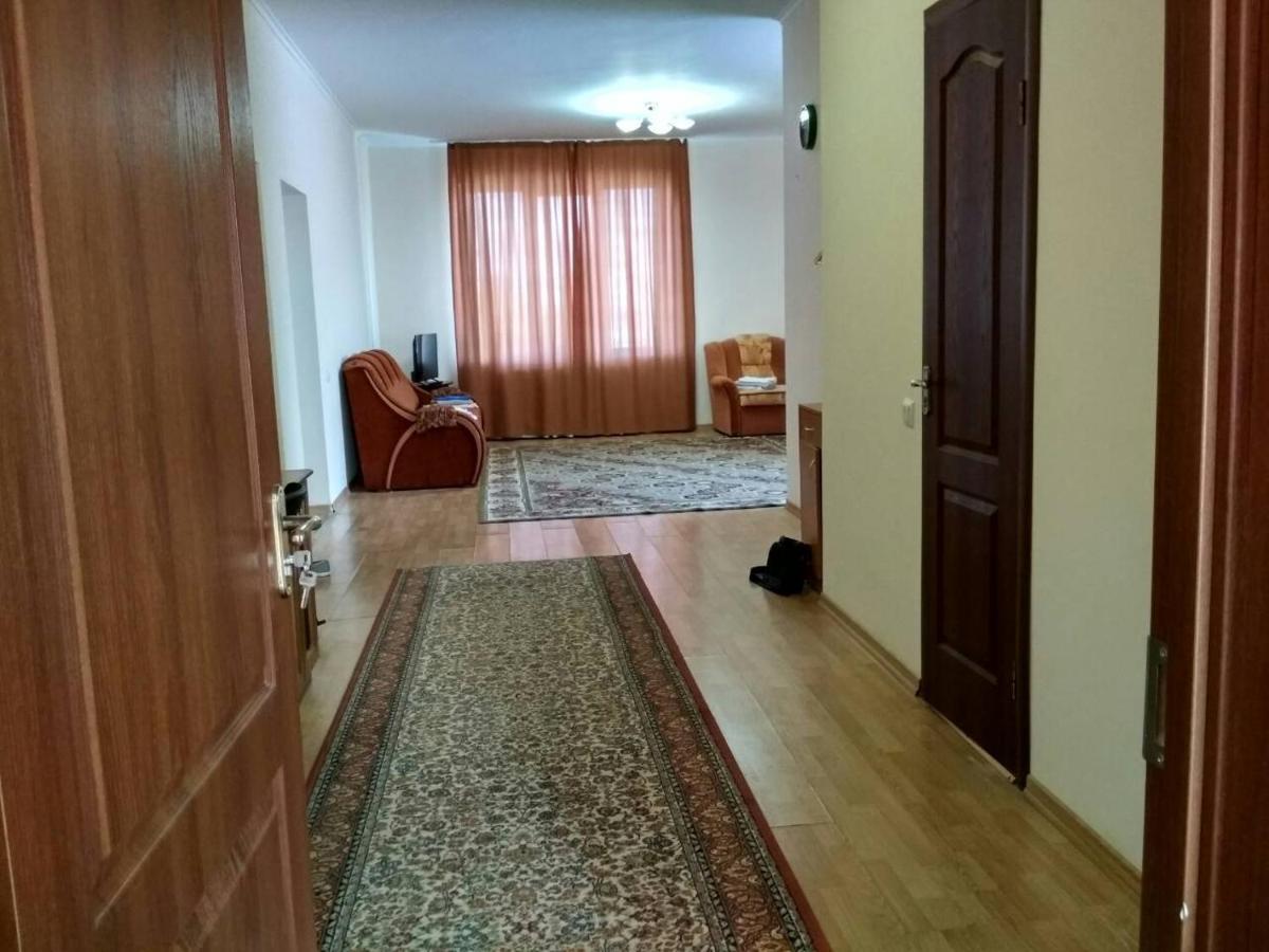 Apartments Domovik Просторная Квартира С Видом На Горы Mukatschewo Exterior foto